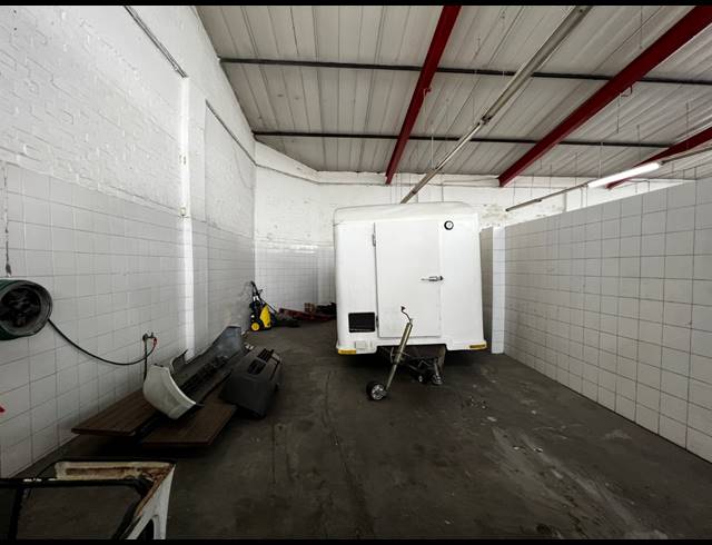 3,845M² WAREHOUSE FOR SALE IN PAROW EAST